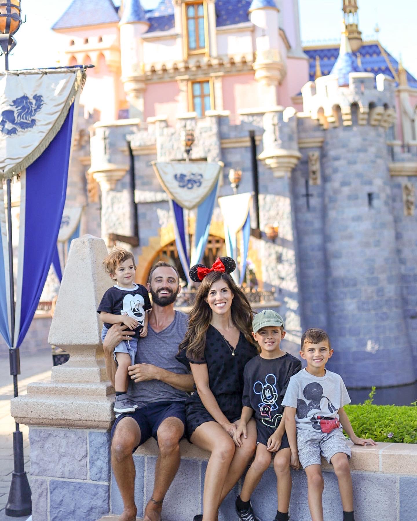 Disneyland_family_picture